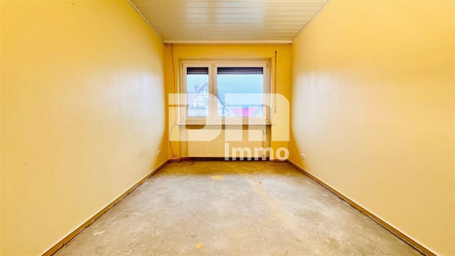 Gepflegtes Ein- bis Zweifamilienhaus + Garage, Terrasse und Balkon auf großem Grundstück - OG Gästezimmer / Kinderzimmer / Büro